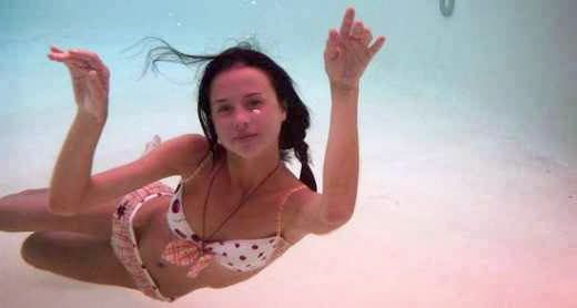 Фото Мирославы Карпович в купальнике практически не скрывающим грудь