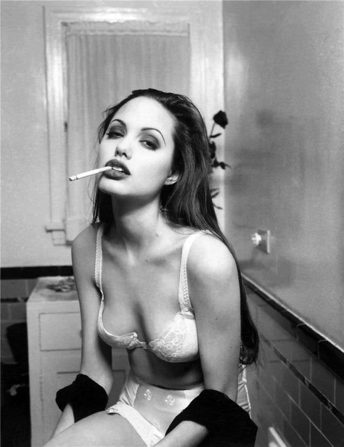 Анджелина Джоли фотография с сигаретой