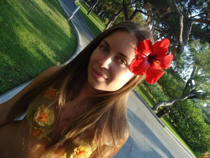 Юлия Михалкова фото с цветком