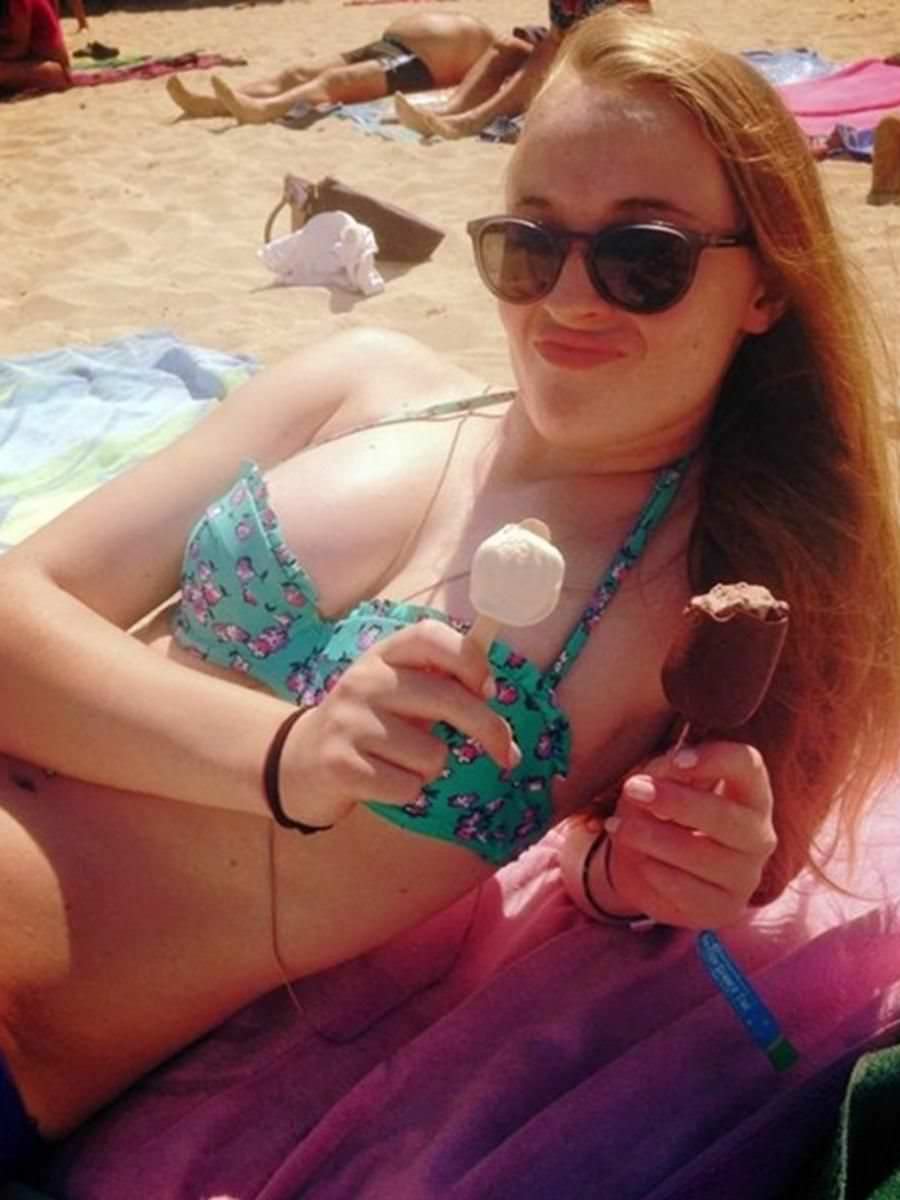 софи тернер на пляже