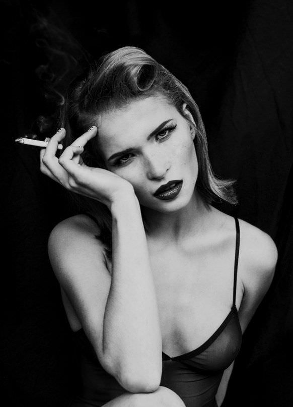 Лукерья Ильяшенко фото с сигаретой