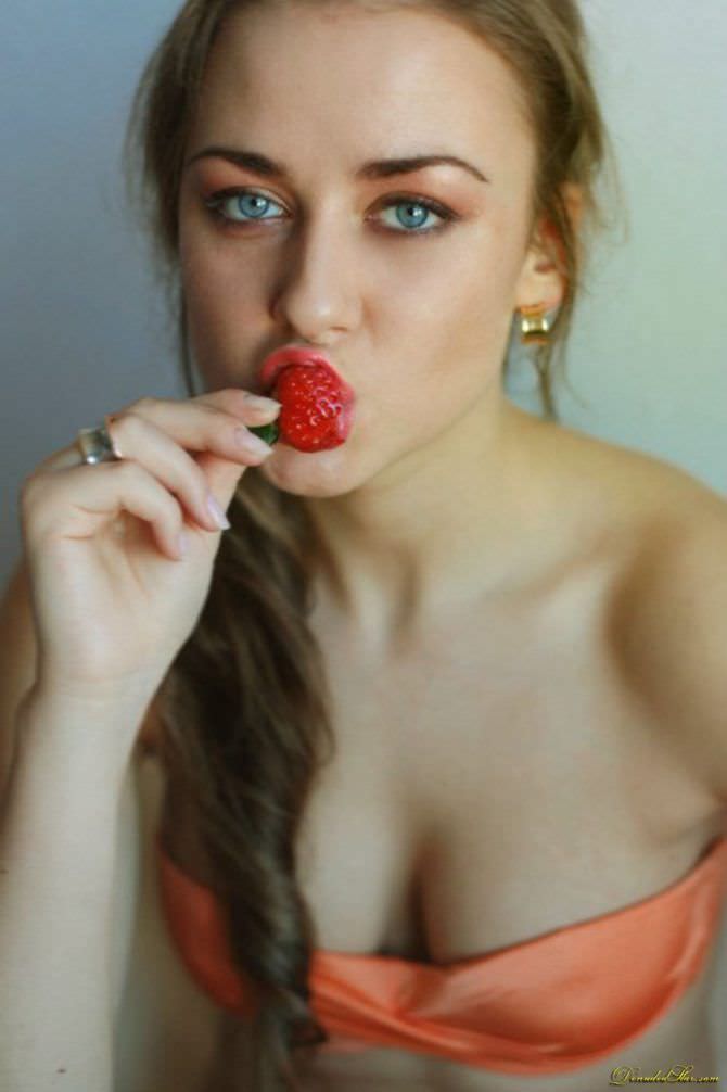 Ингрид Олеринская фото с ягодой