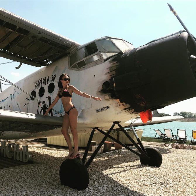 Александра Булычёва фото с самолётом