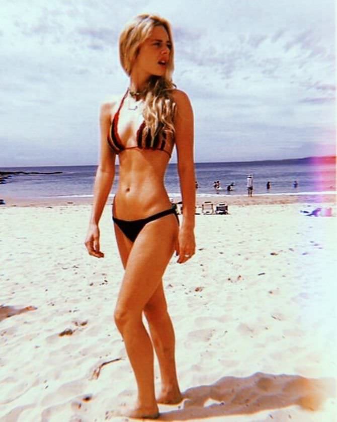 Самара Уивинг фото на пляже в инстаграм
