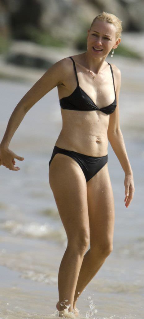 Наоми Уоттс фото на пляже в бикини