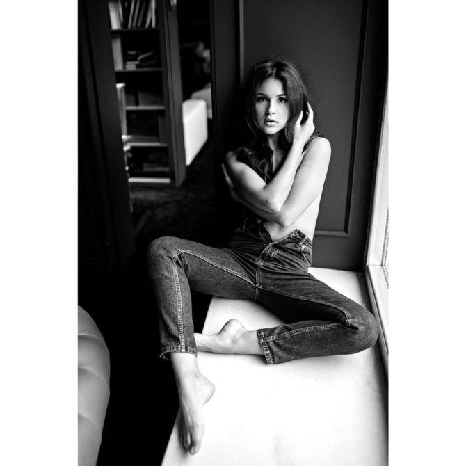 Анастасия Чепелюк чёрно-белое фото в джинсах