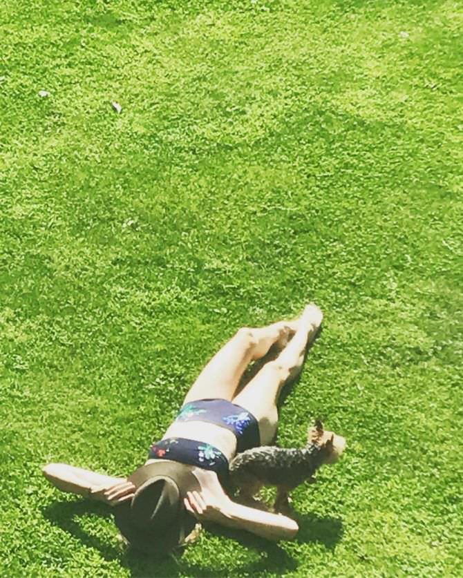 Наоми Уоттс фотография на траве в купальнике