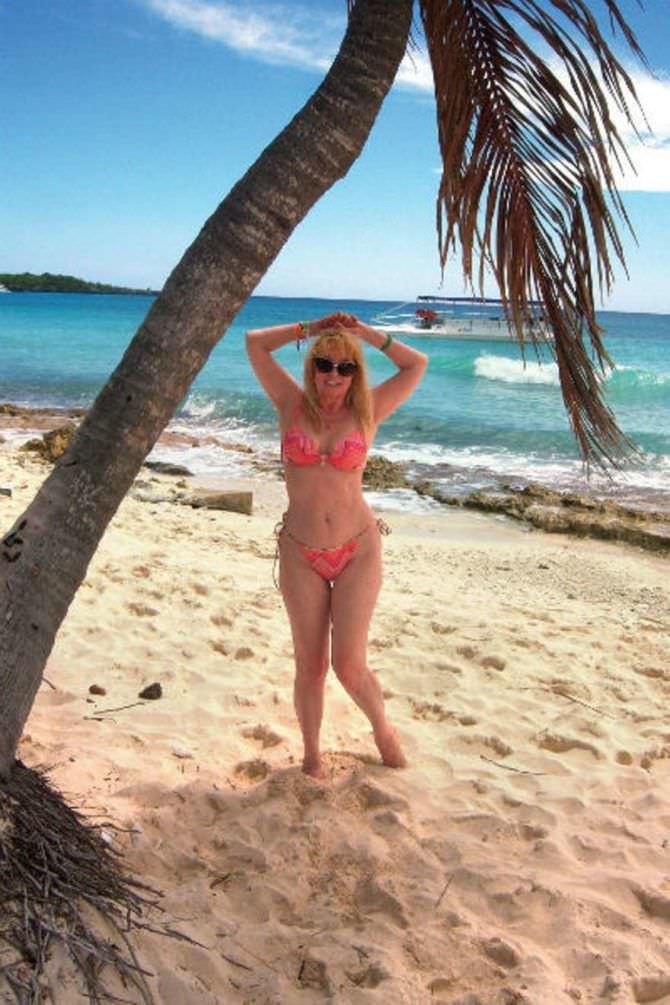 Елена Кондулайнен фото на пляже в красном бикини