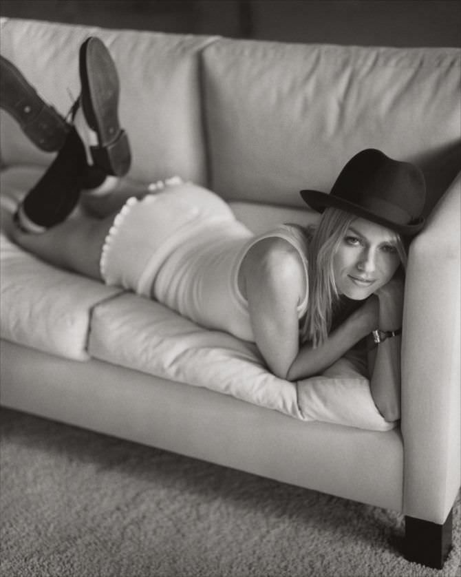 Наоми Уоттс фото на диване из журнала