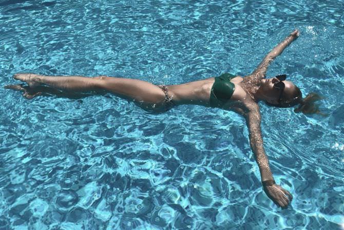 Ксения Новикова фото в купальнике в воде