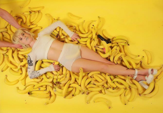 Анна Цуканова-Котт кадр с бананами