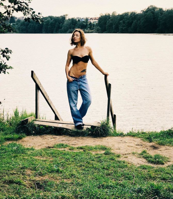 Серафима Низовская фото в джинсах