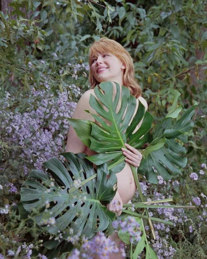 Хейли Беннетт фотография с листьями