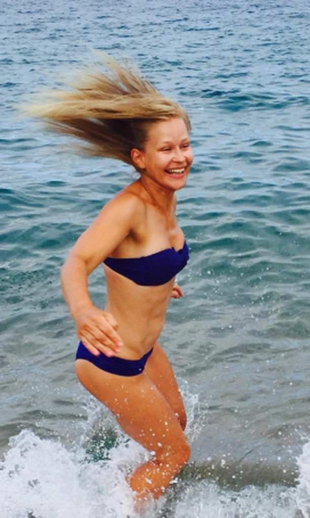 Юлия Пересильд фотография в бикини на пляже