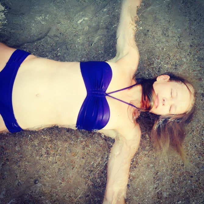 Юлия Пересильд фотография в синем купальнике