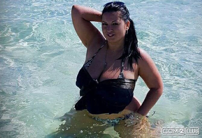 Рима Пенджиева фото в чёрном купальнике