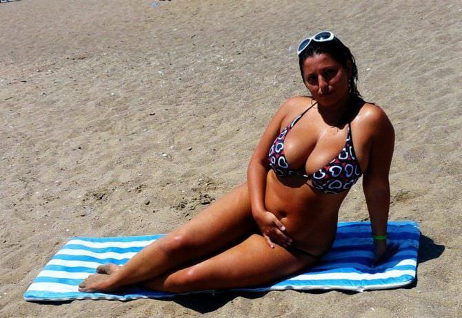 Рима Пенджиева фото в бикини на пляже