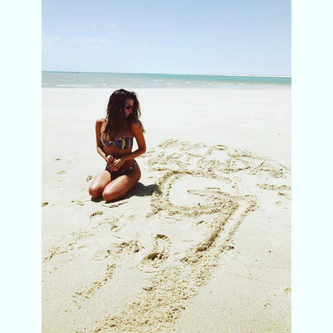 Дженезис Родригез фото на пляже в инстаграм. 