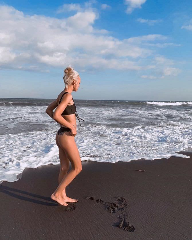 Диана Шурыгина фотография в купальнике на пляже