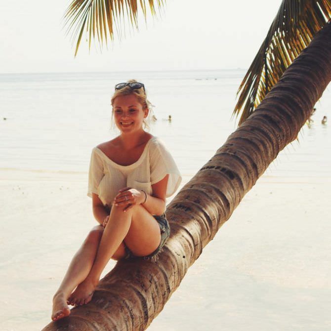 Элайза Тейлор фотография на пляже