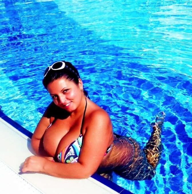 Рима Пенджиева фотография в бассейне в очках