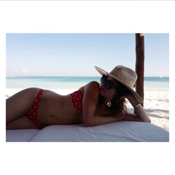 Эбигейл Спенсер фотография на пляже в бикини