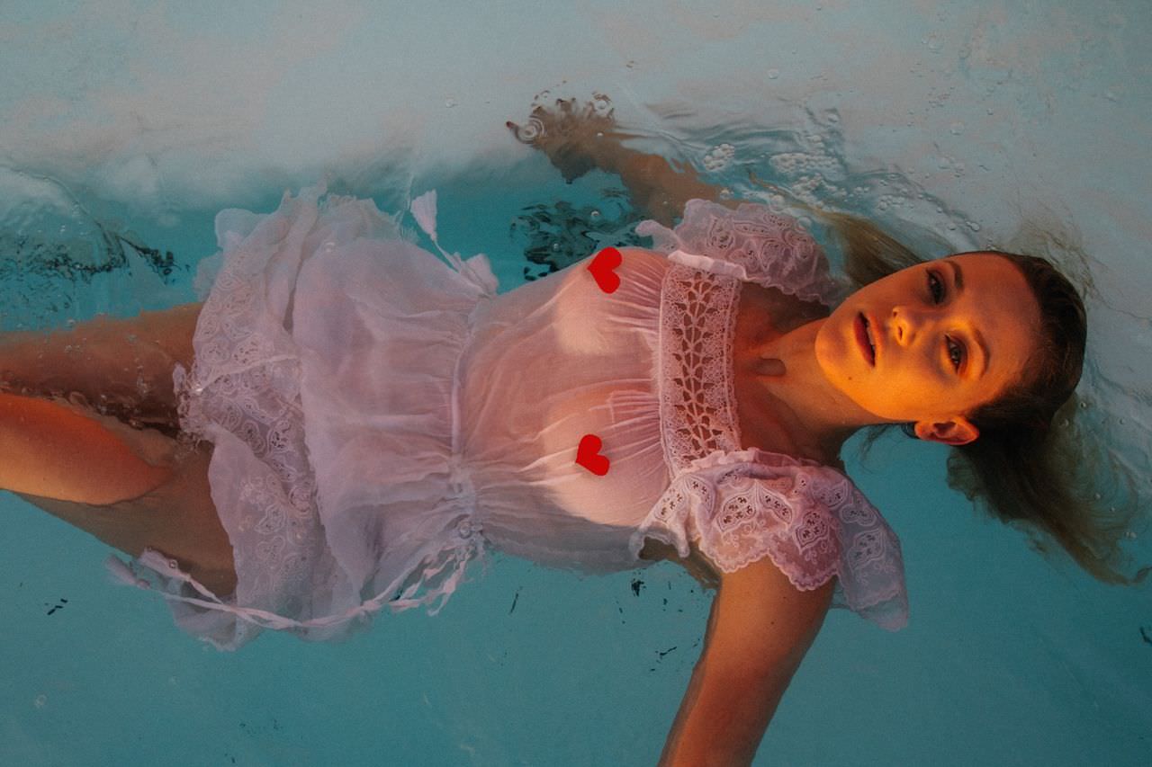 Лили Рейнхарт фото в воде. 