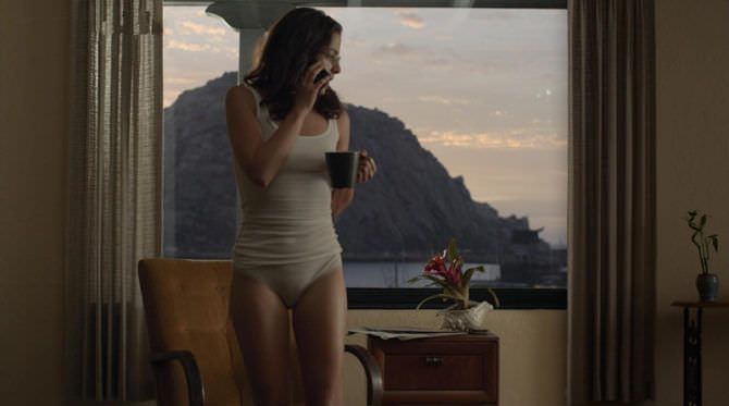 Оливия Тирлби фото из фильма в нижнем белье. 