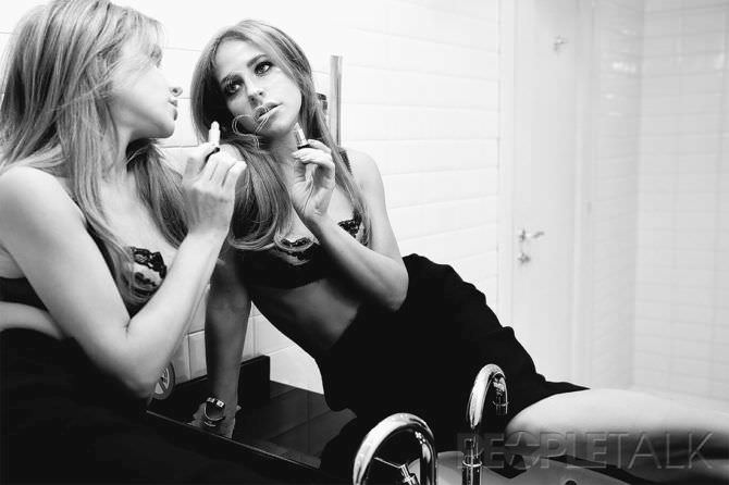Юлия Барановская фотография в белье перед зеркалом