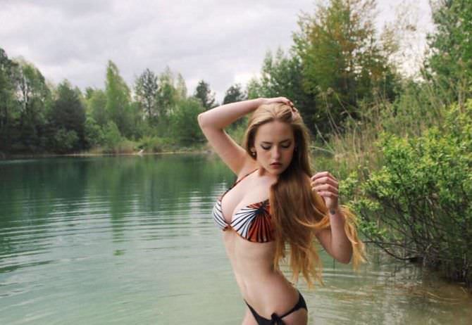 Оксана Невеселая фото в полосатом купальнике