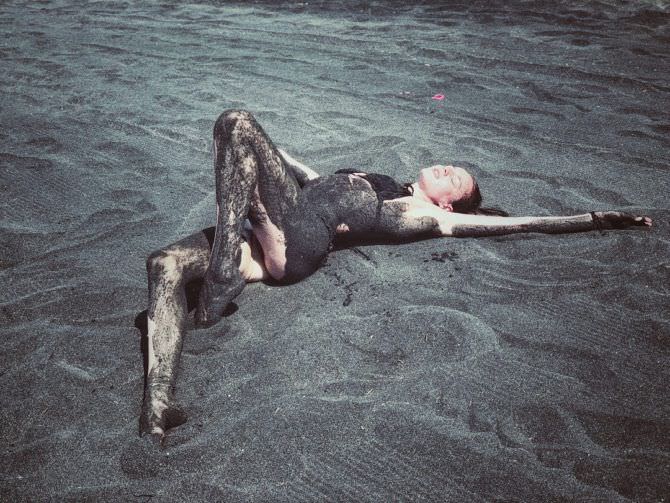 Изабель Эйдлен фото на пляже в грязи. 