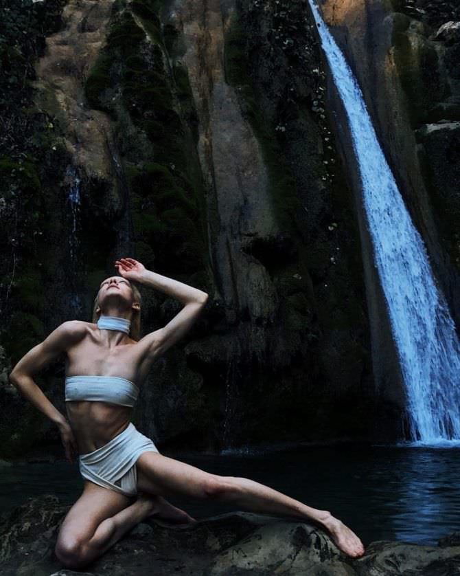 Алёна Михайлова фото на фоне водопада