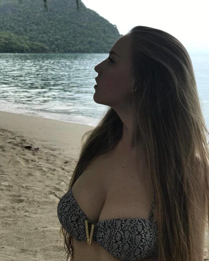Оксана Невеселая фото на пляже в бикини
